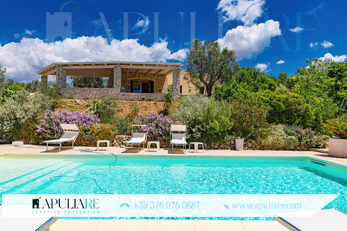 Sea view villa for sale in Pescoluse, with swimming pool and annex. Excellent income