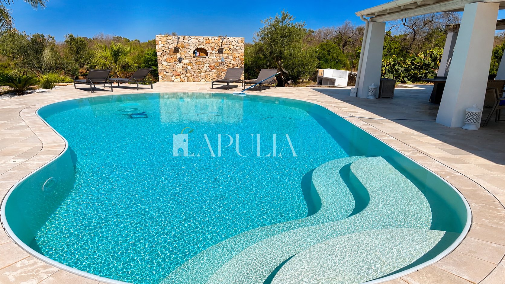 Sea-view villa with infinity pool in Leuca