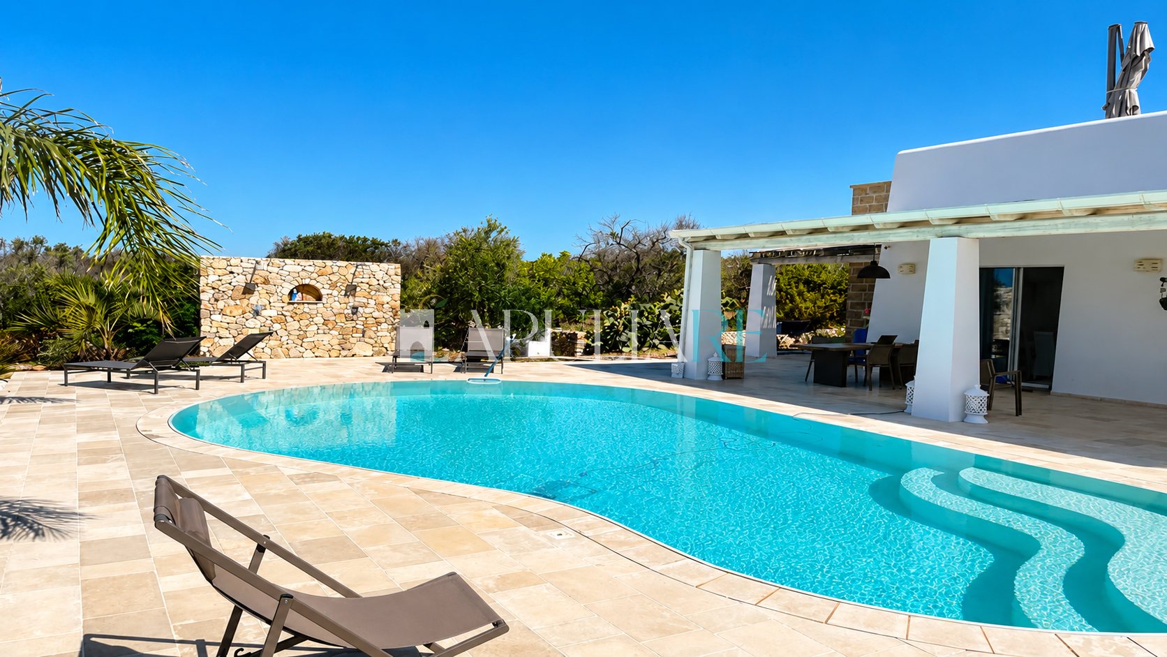 Sea-view villa with infinity pool in Leuca