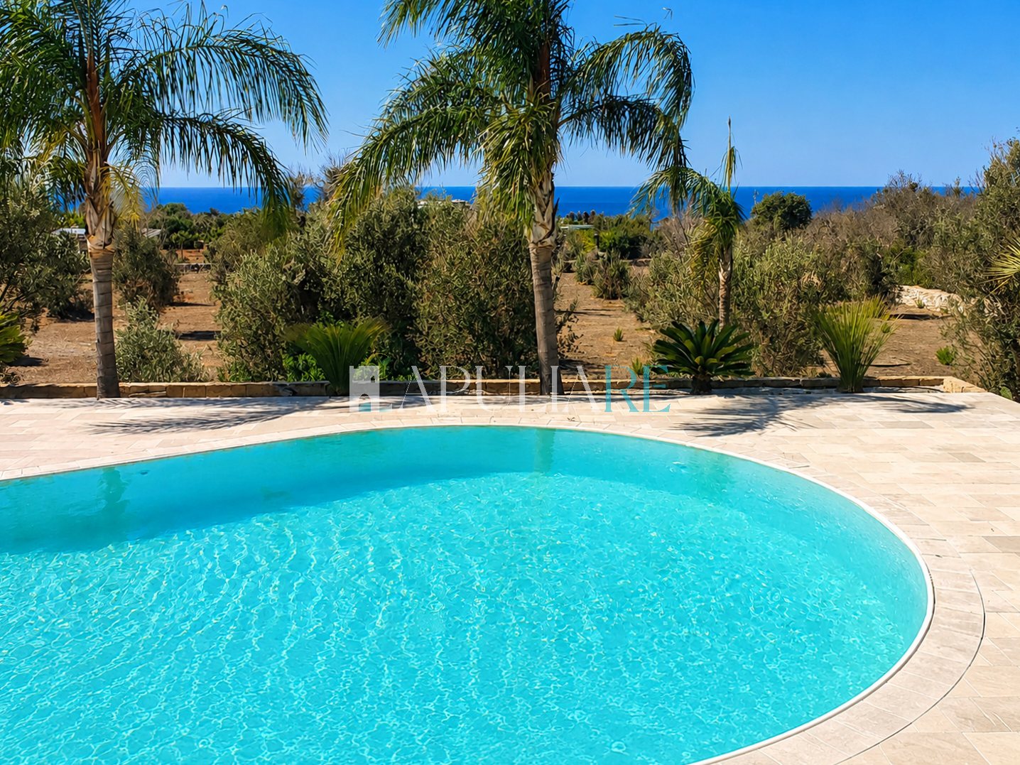 Sea-view villa with infinity pool in Leuca